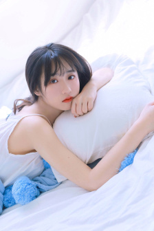 在教室里被一群男生H